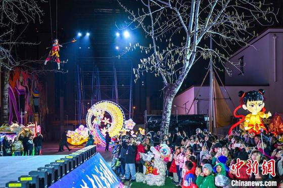 图为市民和游客观看主题演出。中新社记者 佟郁 摄 图为市民和游客观看主题演出。中新社记者 佟郁 摄