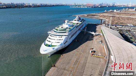2月8日,满载1900余名旅客的“梦想”号邮轮靠泊天津国际邮轮母港。(东疆边检站供图) 2月8日,满载1900余名旅客的“梦想”号邮轮靠泊天津国际邮轮母港。(东疆边检站供图)