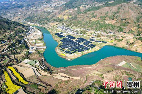 3月19日,航拍的道真仡佬族苗族自治县玉溪镇大路村春景(无人机照片)。