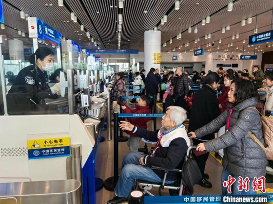 图为边检现场。(东疆边检站供图) 图为边检现场。(东疆边检站供图)