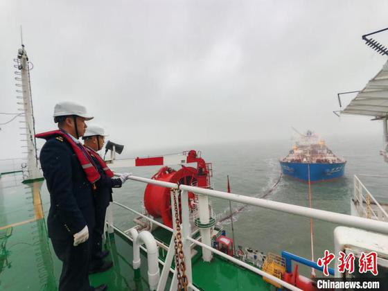 东疆海事局工作人员进行油田作业安全监管。(东疆海事局供图) 东疆海事局工作人员进行油田作业安全监管。(东疆海事局供图)