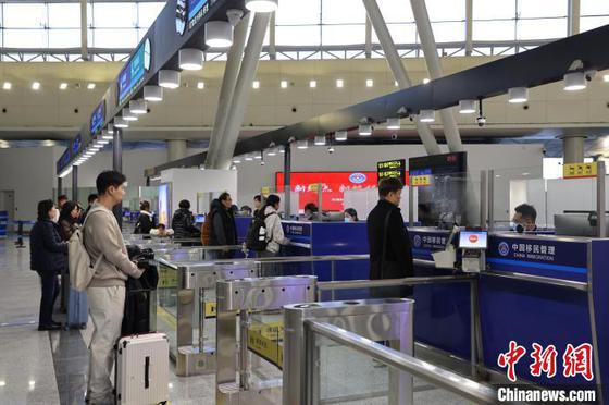 图为天津机场口岸2025年启用的全新出境检查大厅边检现场。韩磊 摄