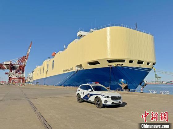 2月8日16时许，巴拿马籍“克莱尔”货轮装载近千辆国产品牌汽车后，驶往智利、秘鲁部分港口。（天津东港边检站供图）