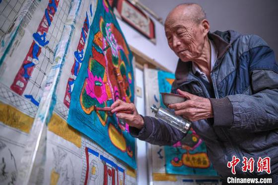 图为王学勤在家中为缸鱼年画进行上色。记者 佟郁 摄 图为王学勤在家中为缸鱼年画进行上色。记者 佟郁 摄