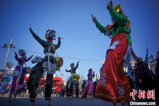 2月13日,中国国家级非物质文化遗产代表性项目妈祖祭典(葛沽宝辇会)在天津启幕。图为艺人在活动中展演高跷。中新社记者 佟郁 摄 2月13日,中国国家级非物质文化遗产代表性项目妈祖祭典(葛沽宝辇会)在天津启幕。图为艺人在活动中展演高跷。中新社记者 佟郁 摄