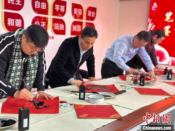 图为天津市河东区2025年“万福迎春”公益活动现场。记者 周亚强 摄 图为天津市河东区2025年“万福迎春”公益活动现场。记者 周亚强 摄