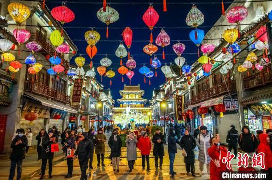 2月3日晚,市民和游客在天津鼓楼“大明风华巷 鼓楼奇趣夜”古风光影市集打卡游玩,沉浸式体验“津”彩假期。记者 佟郁 摄 2月3日晚,市民和游客在天津鼓楼“大明风华巷 鼓楼奇趣夜”古风光影市集打卡游玩,沉浸式体验“津”彩假期。记者 佟郁 摄