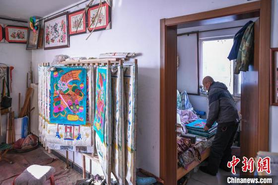 图为王学勤在家中整理制作完的年画。记者 佟郁 摄 图为王学勤在家中整理制作完的年画。记者 佟郁 摄