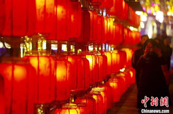 图为庙会灯展活动现场。记者 周亚强 摄 图为庙会灯展活动现场。记者 周亚强 摄