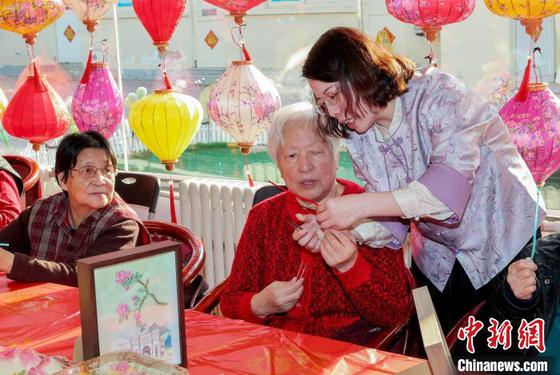 22日北方小年当天,天津市和平文化宫(天津市和平区非物质文化遗产保护中心)与天津市鹤寿养老院共同举办“非遗大集”活动。天津市和平区融媒体中心供图 22日北方小年当天,天津市和平文化宫(天津市和平区非物质文化遗产保护中心)与天津市鹤寿养老院共同举办“非遗大集”活动。天津市和平区融媒体中心供图