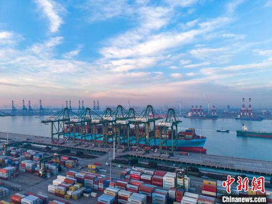 2025年1月,天津港完成集装箱吞吐量198.3万标准箱,同比增长5.3%。(天津港集团供图) 2025年1月,天津港完成集装箱吞吐量198.3万标准箱,同比增长5.3%。(天津港集团供图)