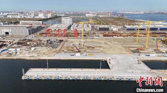 天津海洋工程装备制造基地建设项目码头工程(二期)顺利通过竣工验收。(天津市交通运输委供图)