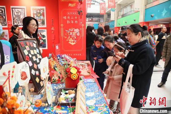 天津市第十六届娃娃庙会热闹开街。 (天津市少年儿童活动中心供图) 天津市第十六届娃娃庙会热闹开街。 (天津市少年儿童活动中心供图)