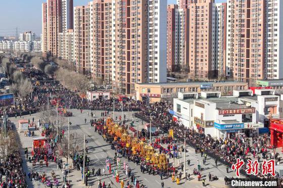 2月13日,中国国家级非物质文化遗产代表性项目妈祖祭典(葛沽宝辇会)在天津启幕,现场热闹非凡。中新社记者 佟郁 摄 2月13日,中国国家级非物质文化遗产代表性项目妈祖祭典(葛沽宝辇会)在天津启幕,现场热闹非凡。中新社记者 佟郁 摄