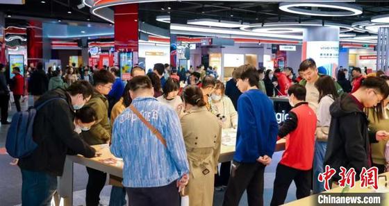 图为市民选购电子产品。 (天津市商务局供图) 图为市民选购电子产品。 (天津市商务局供图)