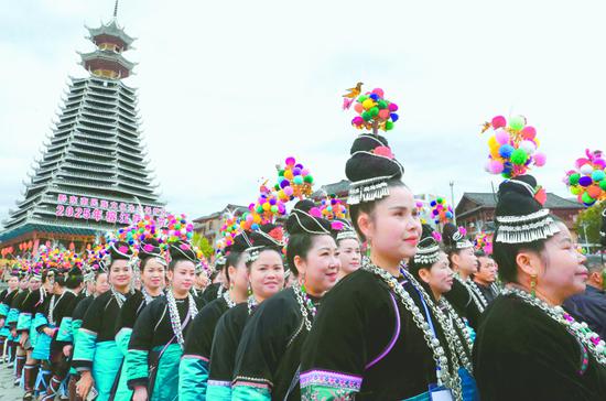 榕江县三宝侗寨,侗族同胞在欢庆“萨玛节”。中新社发 李长华 摄 榕江县三宝侗寨,侗族同胞在欢庆“萨玛节”。中新社发 李长华 摄