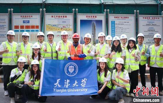 实践队由天津大学管理与经济学部牵头、精密仪器与光电子工程学院、建筑学院、电气自动化与信息工程学院、法学院等多学院的二十余名成员组成。天津大学供图 实践队由天津大学管理与经济学部牵头、精密仪器与光电子工程学院、建筑学院、电气自动化与信息工程学院、法学院等多学院的二十余名成员组成。天津大学供图