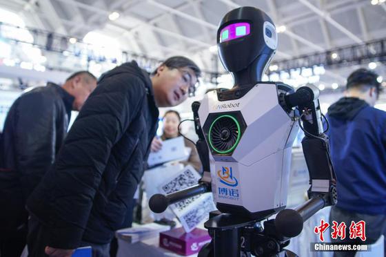 3月6日,第21届天津工博会在国家会展中心(天津)启幕。本届展会以“智能驱动,创新引领”为主题,吸引了来自全球的顶尖科技企业和研究机构参展。今年首次增设的具身智能展区集中展示了人形机器人、精密减速器、传感器、脑电成像等前沿技术。图为观众参观肌腱驱动人形机器人。中新社记者 佟郁 摄