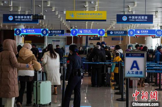 图为边检现场。曾觉锐 摄 图为边检现场。曾觉锐 摄