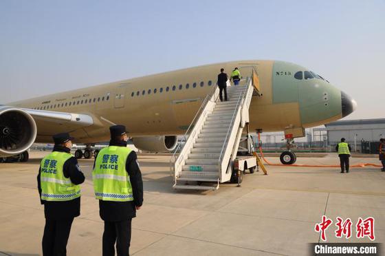 2月11日上午,一架航班号为AIB97NQ、未经涂装的空中客车A350型宽体客机由法国图卢兹飞抵天津滨海机场。(天津机场边检站供图) 2月11日上午,一架航班号为AIB97NQ、未经涂装的空中客车A350型宽体客机由法国图卢兹飞抵天津滨海机场。(天津机场边检站供图)