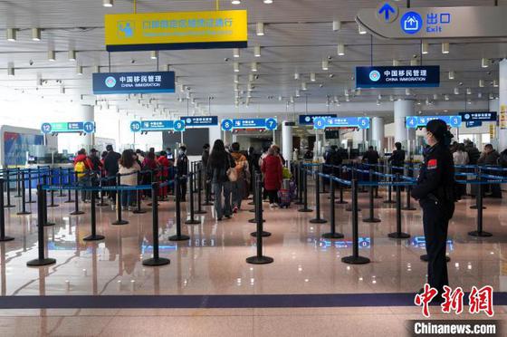 图为边检现场。(东疆边检站供图)