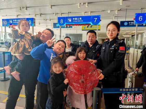 图为边检民警为旅客送“福”。韩磊 摄