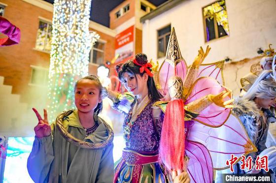 图为游客与扮演哪吒的演员合影。中新社记者 佟郁 摄 图为游客与扮演哪吒的演员合影。中新社记者 佟郁 摄