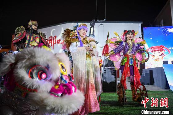 3月14日晚,“哪吒带您逛天津”系列活动之“哪吒小镇文化活动周”在天津市河西区哪吒小镇启幕。文化活动周设置了哪吒剧目演艺、主题互动巡游、花灯夜游等多样化活动,让市民和游客沉浸式体验神话世界。图为主题演出。中新社记者 佟郁 摄 3月14日晚,“哪吒带您逛天津”系列活动之“哪吒小镇文化活动周”在天津市河西区哪吒小镇启幕。文化活动周设置了哪吒剧目演艺、主题互动巡游、花灯夜游等多样化活动,让市民和游客沉浸式体验神话世界。图为主题演出。中新社记者 佟郁 摄