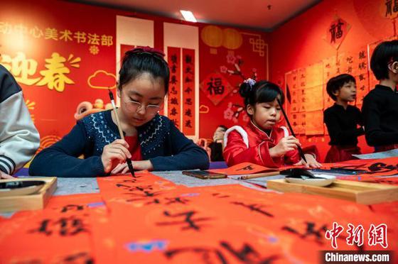 天津市第十六届娃娃庙会热闹开街。 (天津市少年儿童活动中心供图) 天津市第十六届娃娃庙会热闹开街。 (天津市少年儿童活动中心供图)