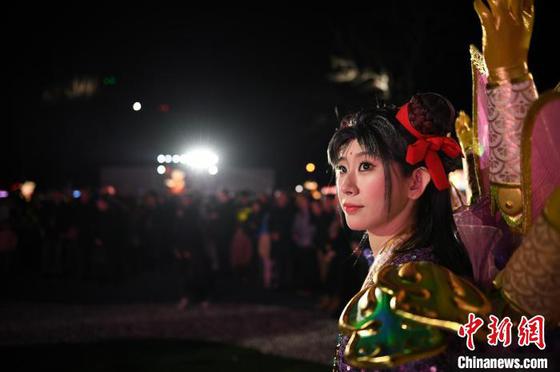 图为扮演哪吒演员在候场。中新社记者 佟郁 摄 图为扮演哪吒演员在候场。中新社记者 佟郁 摄