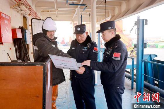 图为执勤民警段宝贤（中）登轮核查信息。韩磊 摄