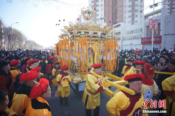 2月13日,中国农历正月十六,有着600多年历史的中国国家级非物质文化遗产代表性项目“葛沽宝辇会”在天津津南区葛沽镇上演,市民和游客汇聚于此,感受津沽海下传统民俗带来的欢乐与祥和。图为宝撵入场。中新社记者 佟郁 摄