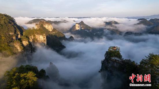 世界自然遗产地——贵州省施秉县云台山,因属白云岩喀斯特地貌,山巅如台,加之常年云雾缭绕,故名云台山。图为3月19日,云台山云雾缭绕,美不胜收。磨桂宾 摄 世界自然遗产地——贵州省施秉县云台山,因属白云岩喀斯特地貌,山巅如台,加之常年云雾缭绕,故名云台山。图为3月19日,云台山云雾缭绕,美不胜收。磨桂宾 摄