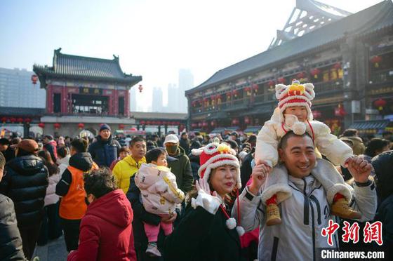 1月29日,中国农历大年初一,天津古文化街红灯笼高挂,游人如织,八方游客穿梭于青石板铺就的老街,看民俗,品美食,听相声,体验“津味儿”年俗迎新春。中新社记者 佟郁 摄 1月29日,中国农历大年初一,天津古文化街红灯笼高挂,游人如织,八方游客穿梭于青石板铺就的老街,看民俗,品美食,听相声,体验“津味儿”年俗迎新春。中新社记者 佟郁 摄