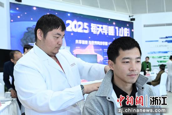 图为:市民体验中医助眠。中新社记者 王刚 摄