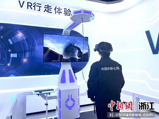 3月21日，产业工人体验VR行走，模拟施工场景。黄彦君 摄