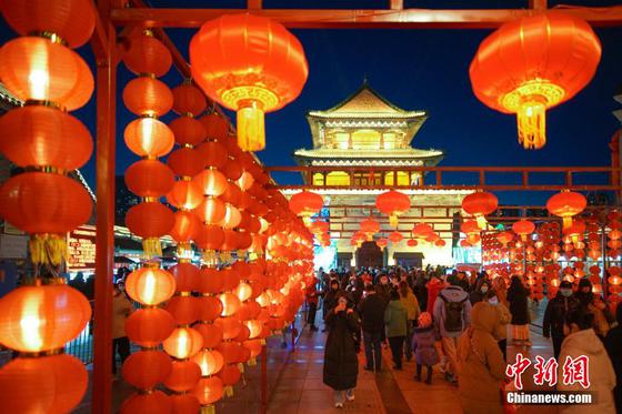 2月3日晚,市民和游客在天津鼓楼“大明风华巷鼓楼奇趣夜”古风光影市集打卡游玩,沉浸式体验“津”彩假期夜。中新社记者 佟郁 摄