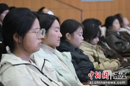 图为:现场参与活动者在科普医生的引导下体验催眠。中新社记者 王刚 摄