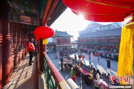 1月29日,中国农历大年初一,游客在天津古文化街观看非遗民俗展演,体验“津味儿”年俗迎新春。中新社记者 佟郁 摄 1月29日,中国农历大年初一,游客在天津古文化街观看非遗民俗展演,体验“津味儿”年俗迎新春。中新社记者 佟郁 摄