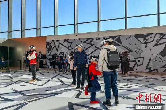 2月2日,观众在天津博物馆沉浸式体验VR主题展。春节假期,逛博物馆成为人们出游的热门选择,天津博物馆推出丰富多彩的主题展,让市民和游客品味文博之韵过假期。中新社记者 佟郁 摄