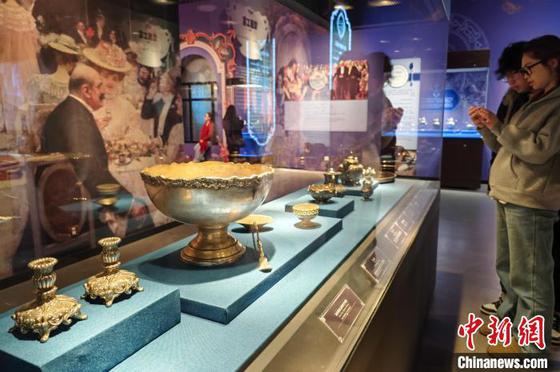 2月2日,观众在天津博物馆参观奥地利施瓦策瑙古堡银器展。春节假期,逛博物馆成为人们出游的热门选择,天津博物馆推出丰富多彩的主题展,让市民和游客品味文博之韵过假期。中新社记者 佟郁 摄