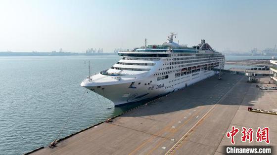 1月18日下午,利比里亚籍“梦想”号邮轮搭载着约1600名旅客,开启5晚6天“天津-佐世保-济州-天津”的国际邮轮之旅。(天津东疆边检站供图) 1月18日下午,利比里亚籍“梦想”号邮轮搭载着约1600名旅客,开启5晚6天“天津-佐世保-济州-天津”的国际邮轮之旅。(天津东疆边检站供图)