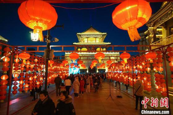 2月4日,天津市文化和旅游局发布数据,2025年春节假日期间,天津全市共接待游客1615.55万人次,同比增长16.7%。图为2月3日晚,市民和游客在天津鼓楼“大明风华巷 鼓楼奇趣夜”古风光影市集打卡游玩,沉浸式体验“津”彩假期。中新社记者 佟郁 摄