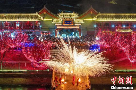 2月9日晚,市民和游客在天津西青区杨柳青古镇赏花灯,观看打铁花表演。(无人机照片)中新社记者 佟郁 摄