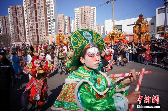 2月13日,中国农历正月十六,有着600多年历史的中国国家级非物质文化遗产代表性项目“葛沽宝辇会”在天津津南区葛沽镇上演,市民和游客汇聚于此,感受津沽海下传统民俗带来的欢乐与祥和。图为来自岭南地区的龙井忠精英歌队参与助演,这也是中国南、北国家级非物质文化遗产代表性项目首次相聚天津葛沽宝辇会。中新社记者 佟郁 摄