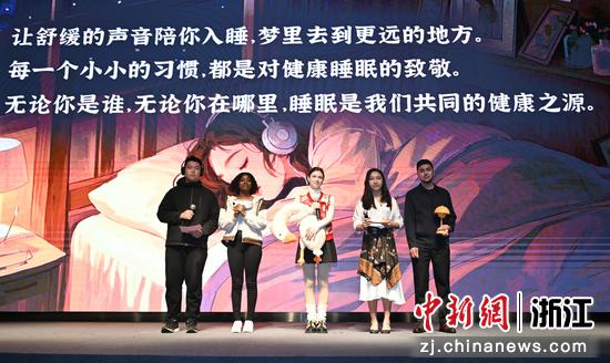 图为:来自四个国家的留学生以及浙江中医药大学学生发出健康倡议。中新社记者 王刚 摄