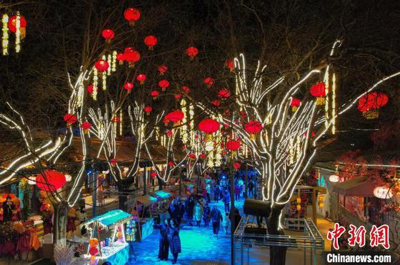 图为市民和游客在杨柳青古镇赏灯游玩。(无人机照片)中新社记者 佟郁 摄