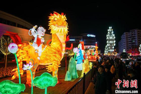 2月9日晚,市民和游客在天津西青区杨柳青古镇赏花灯。中新社记者 佟郁 摄