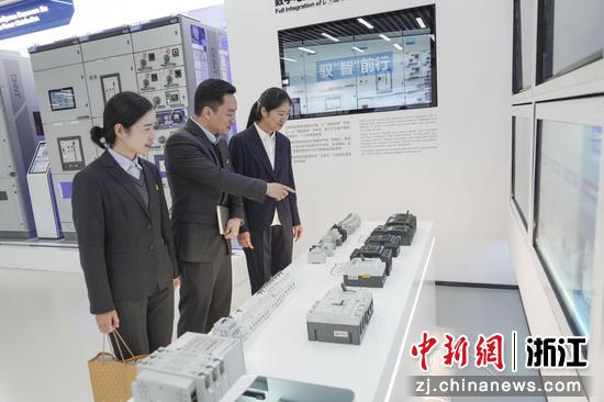 农行温州分行金融服务团队走访正泰集团。 农行温州分行 供图 农行温州分行金融服务团队走访正泰集团。 农行温州分行 供图