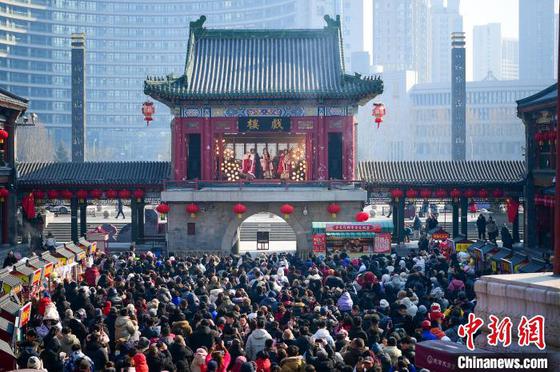 1月29日,中国农历大年初一,天津古文化街红灯笼高挂,游人如织,八方游客穿梭于青石板铺就的老街,看民俗,品美食,听相声,体验“津味儿”年俗迎新春。中新社记者 佟郁 摄 1月29日,中国农历大年初一,天津古文化街红灯笼高挂,游人如织,八方游客穿梭于青石板铺就的老街,看民俗,品美食,听相声,体验“津味儿”年俗迎新春。中新社记者 佟郁 摄